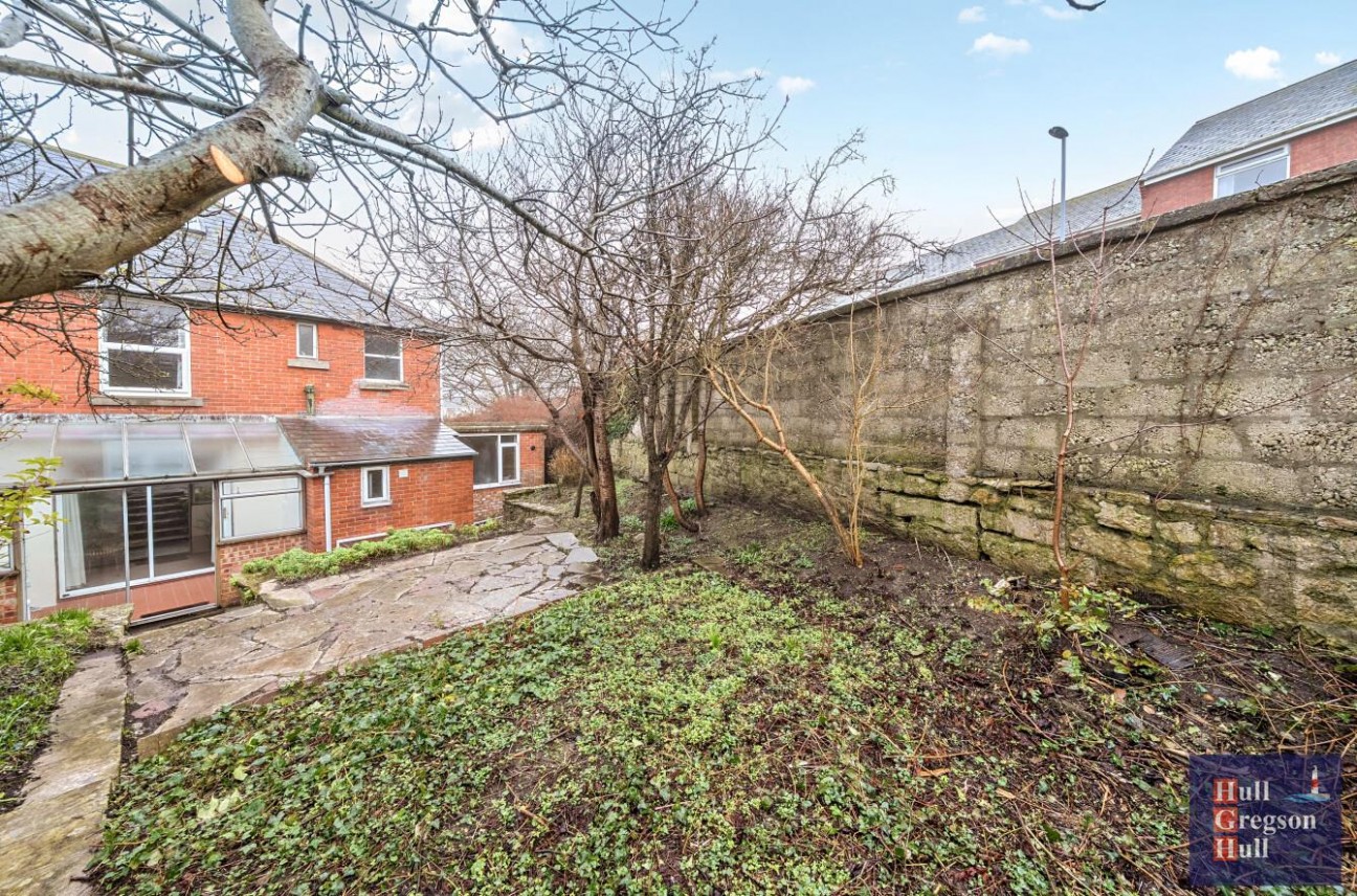 Three Yards Close, Portland