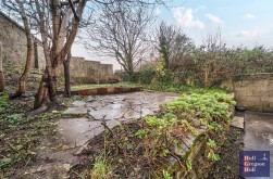 Three Yards Close, Portland