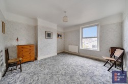 Three Yards Close, Portland