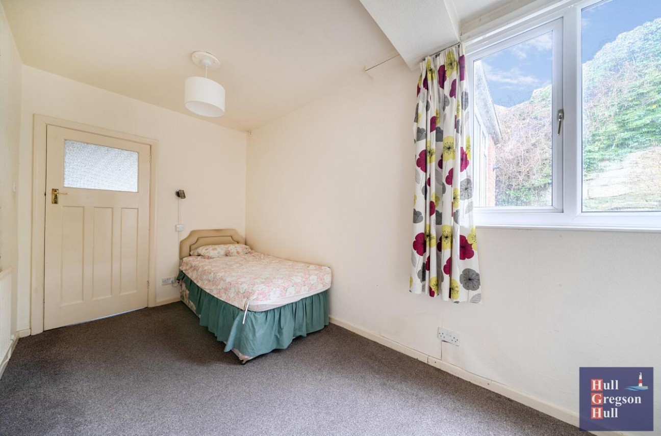 Three Yards Close, Portland