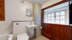 Easton Square, Portland