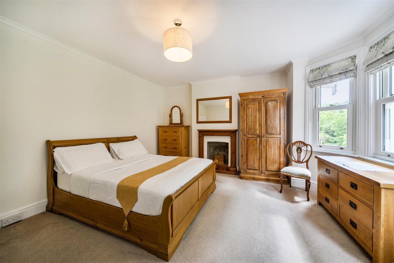 West End Grove, Farnham