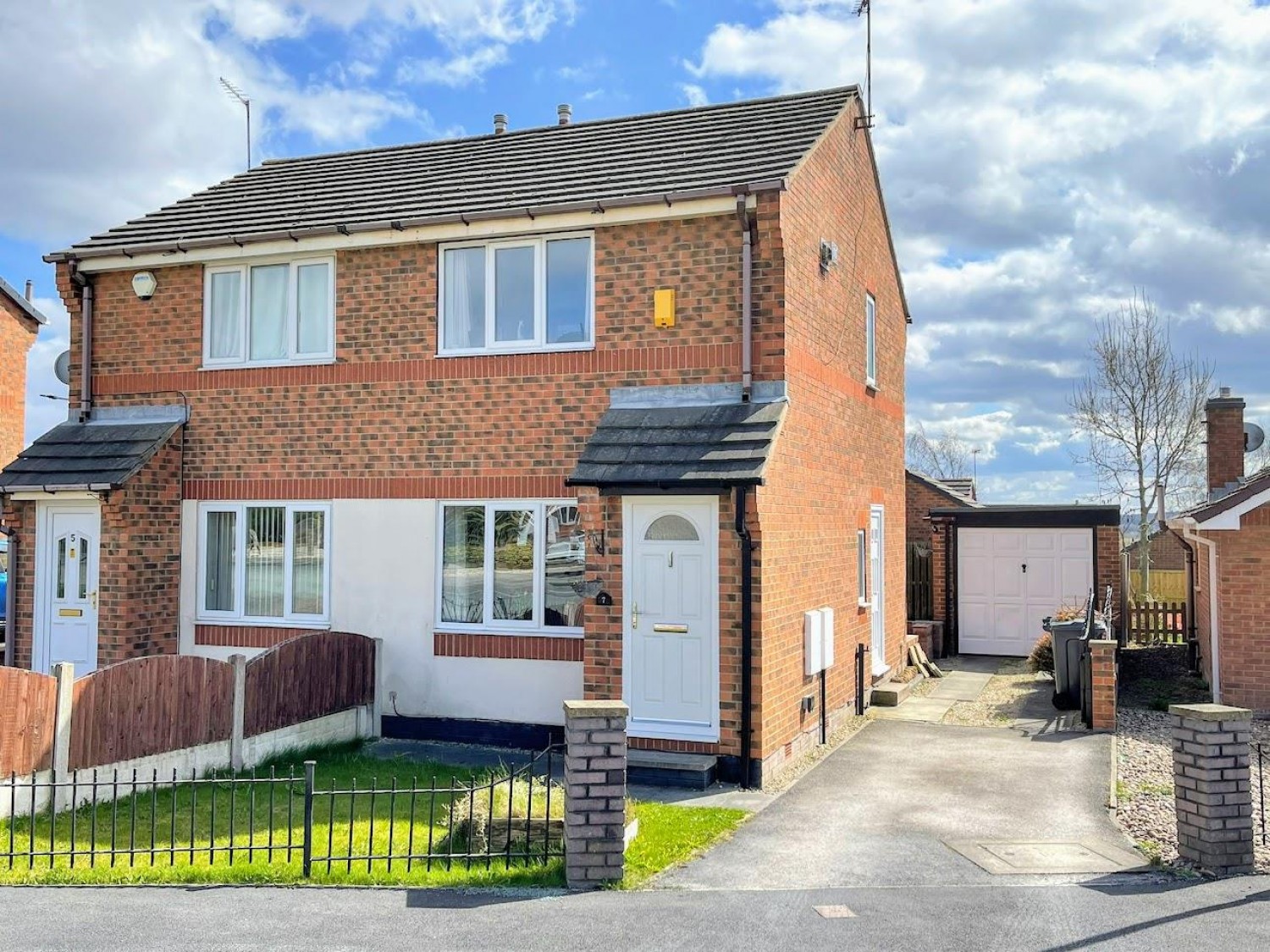 2 bedroom House for sale in Birchfield Crescent, Dodworth, Barnsley, South Yorkshire