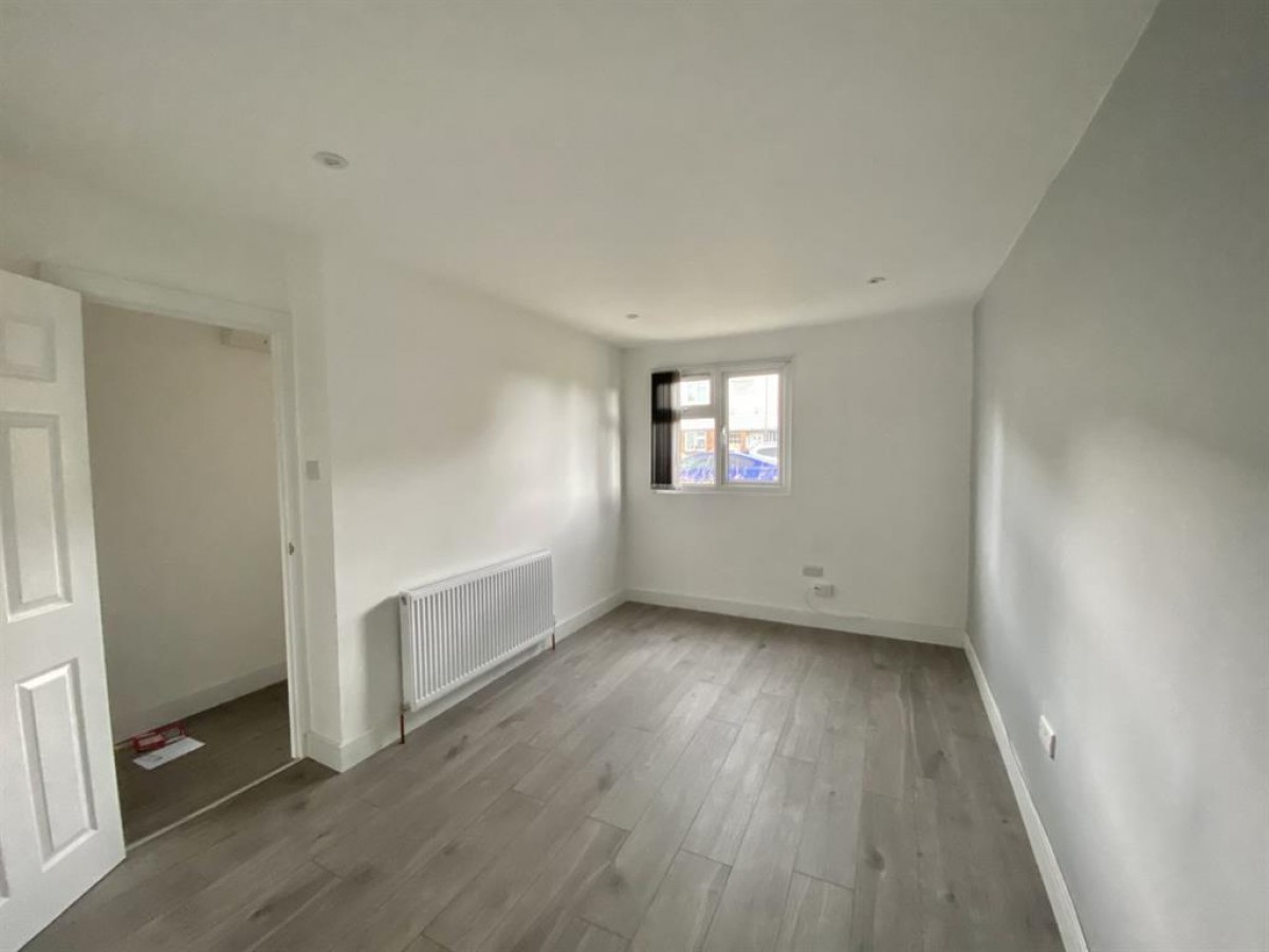 Burns Close, Hayes, UB4 0EJ