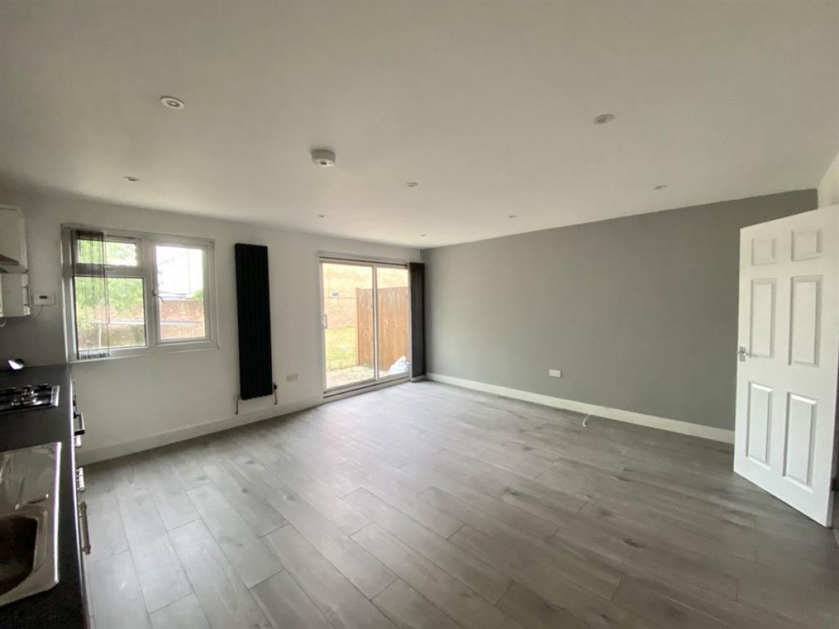 Burns Close, Hayes, UB4 0EJ