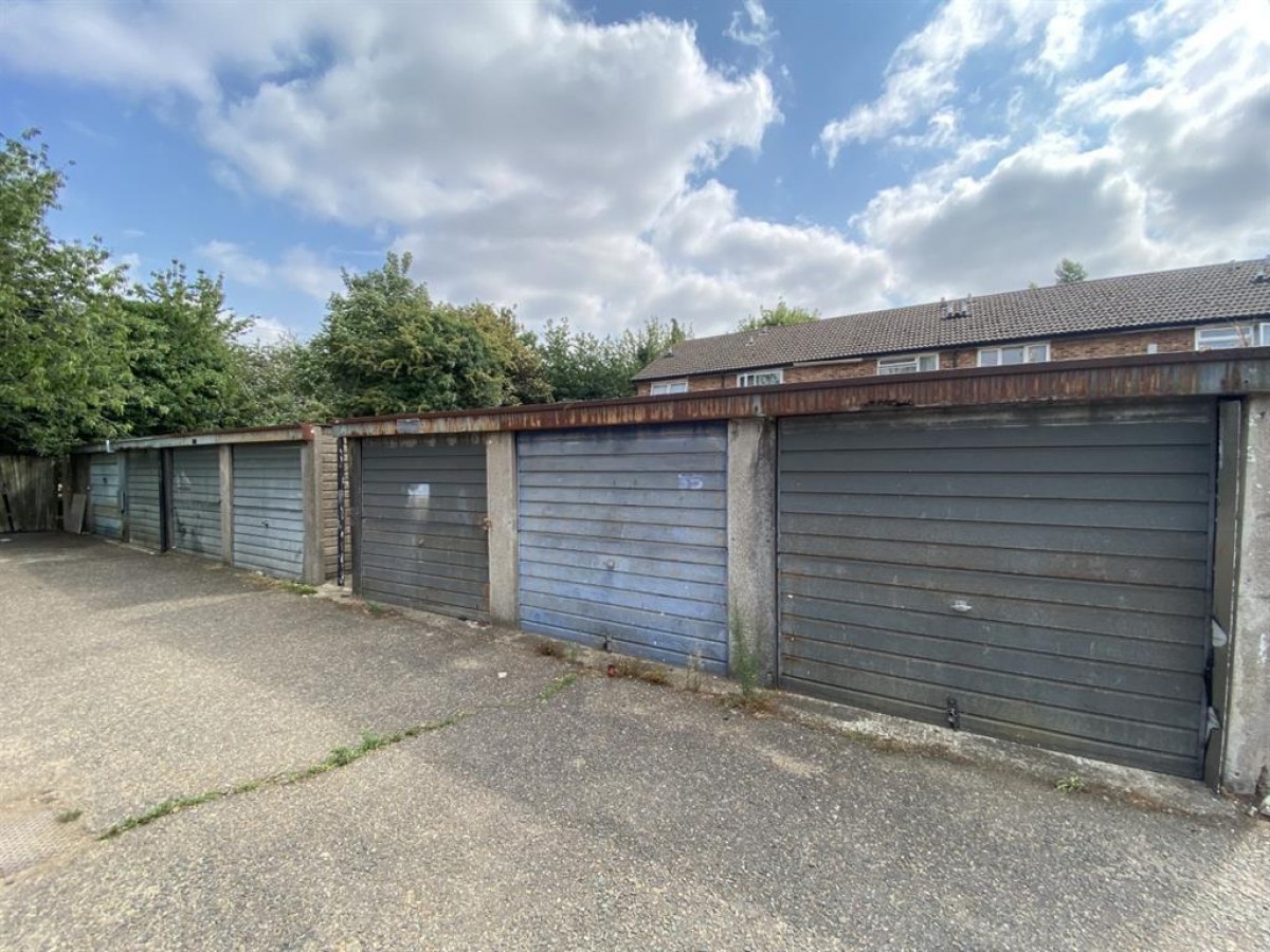 Burnham Gardens, Hayes, Middlesex, UB3 1RB