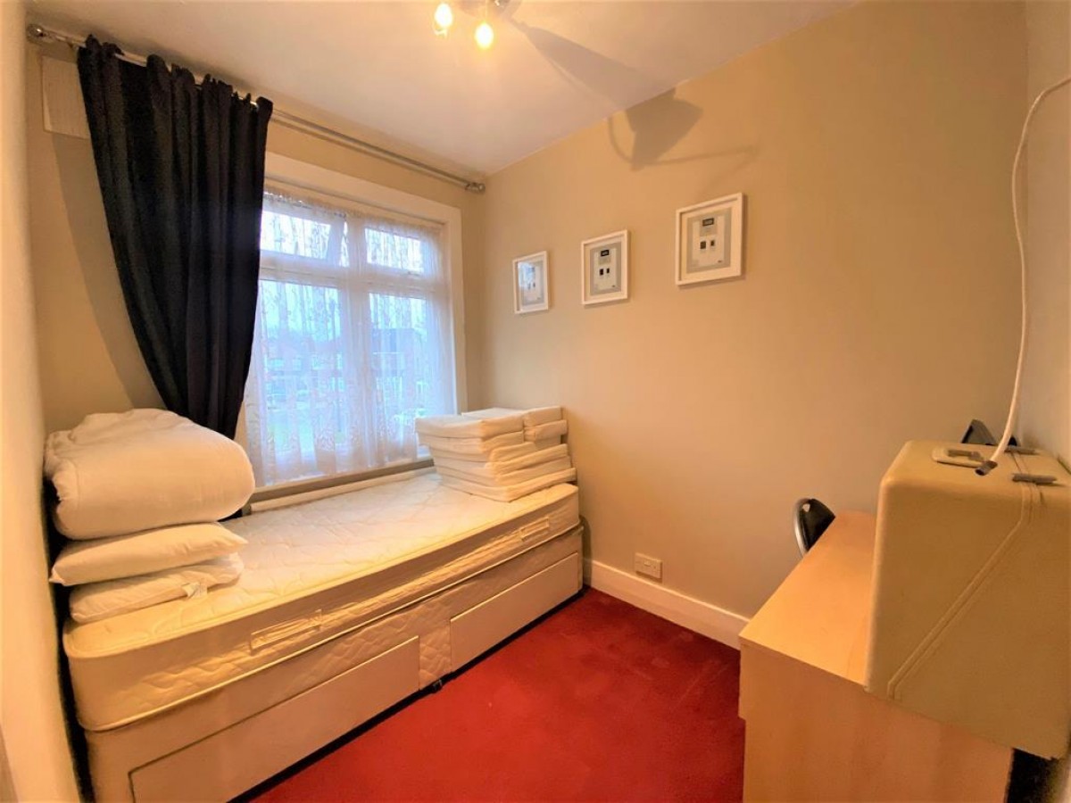 Manton Close, Hayes, Middlesex, UB3 2BA