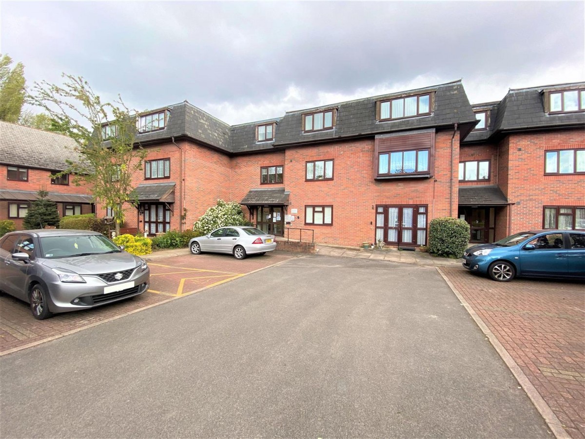 Westcombe Lodge Drive , Hayes, UB4 8HQ