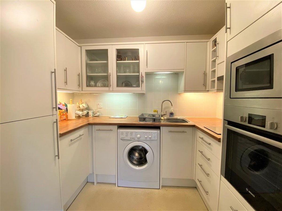 Westcombe Lodge Drive , Hayes, UB4 8HQ