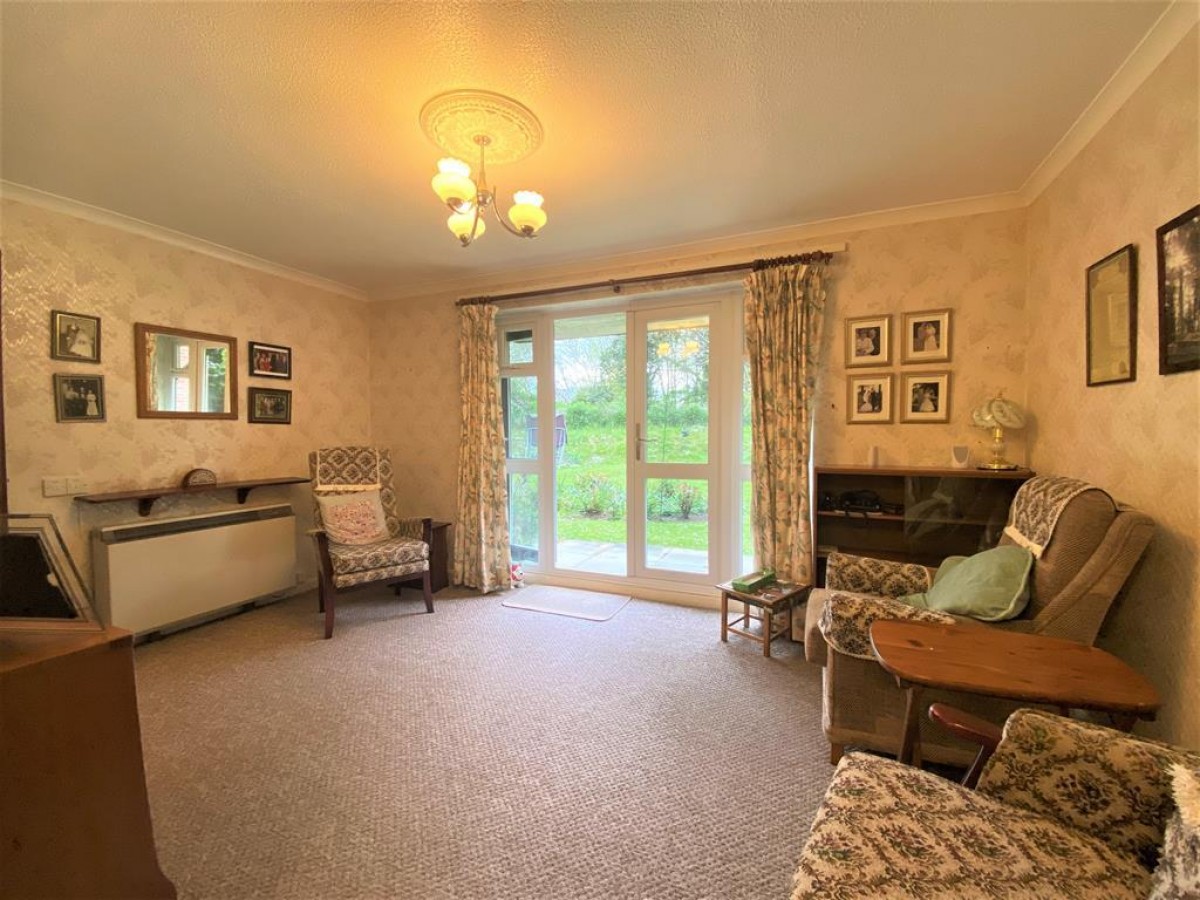 Westcombe Lodge Drive , Hayes, UB4 8HQ