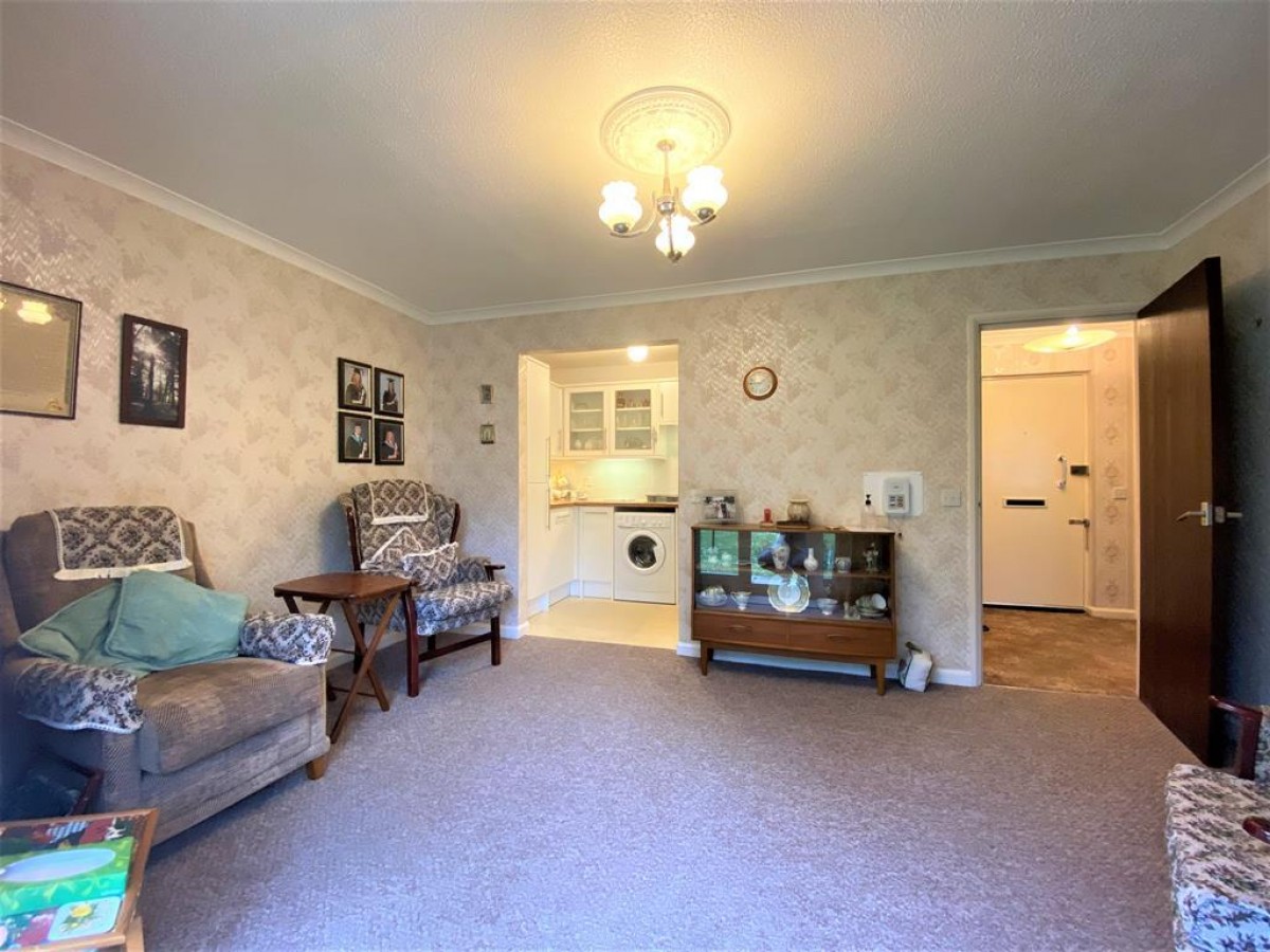 Westcombe Lodge Drive , Hayes, UB4 8HQ