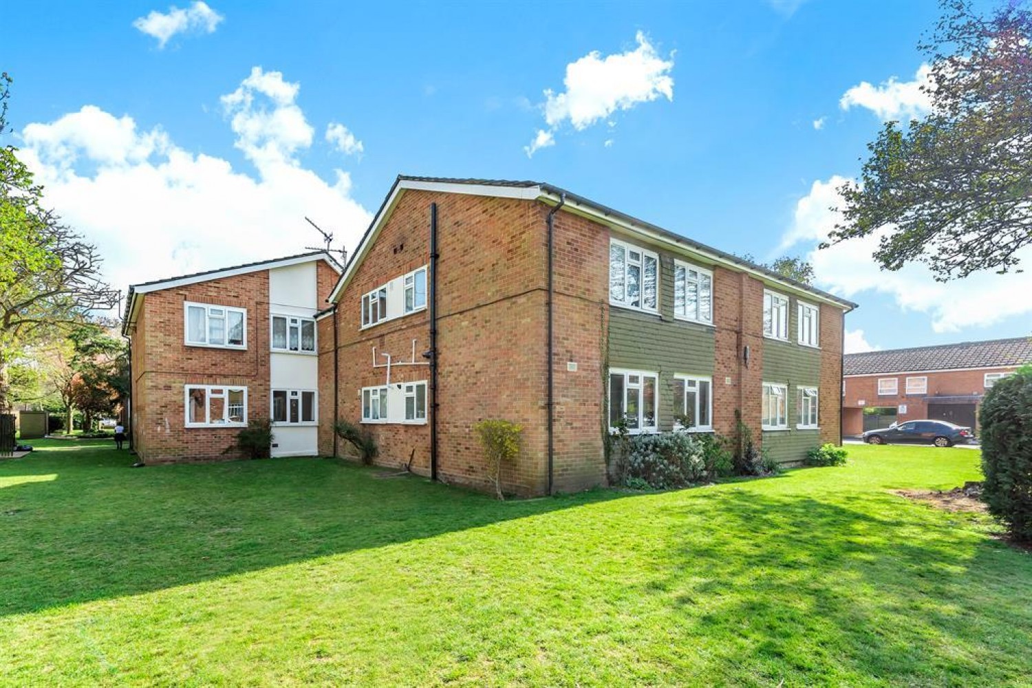 2 bedroom Flat for sale in St Jeromes Grove, Hayes, Middlesex UB3 2PJ