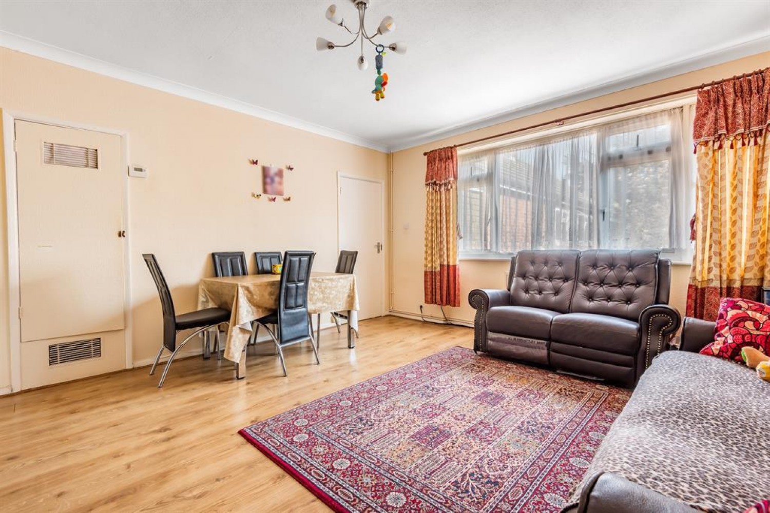 2 bedroom Flat for sale in St Jeromes Grove, Hayes, Middlesex UB3 2PJ
