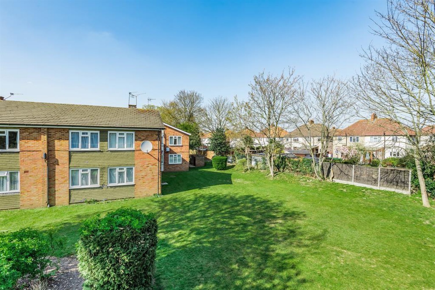 2 bedroom Flat for sale in St Jeromes Grove, Hayes, Middlesex UB3 2PJ