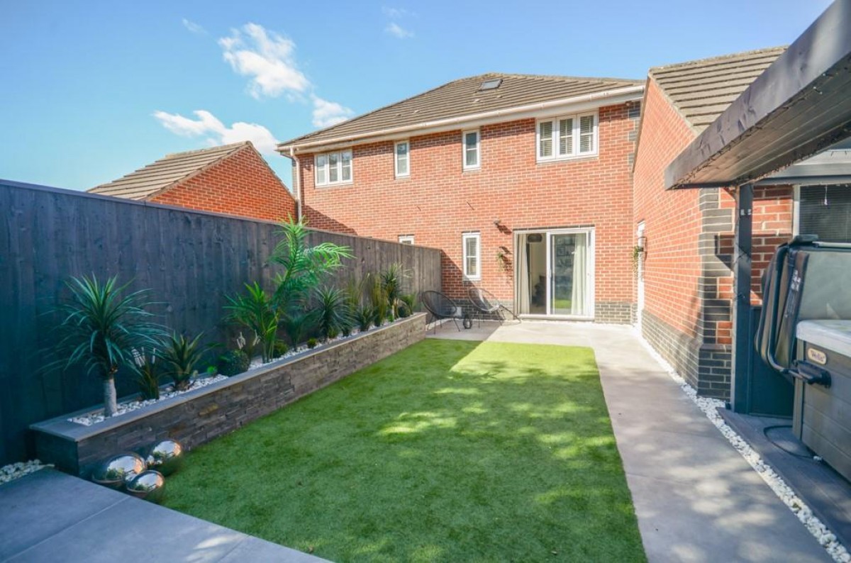 Thomas Avenue, Emersons Green, Bristol, BS16 7TA