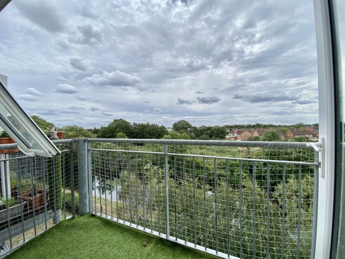 Canalside Gardens, Southall, UB2 5TJ