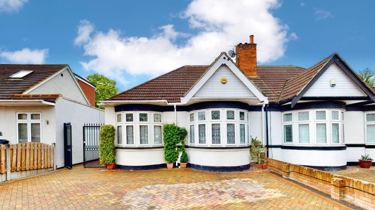 Adelaide Gardens, Chadwell Heath, RM6