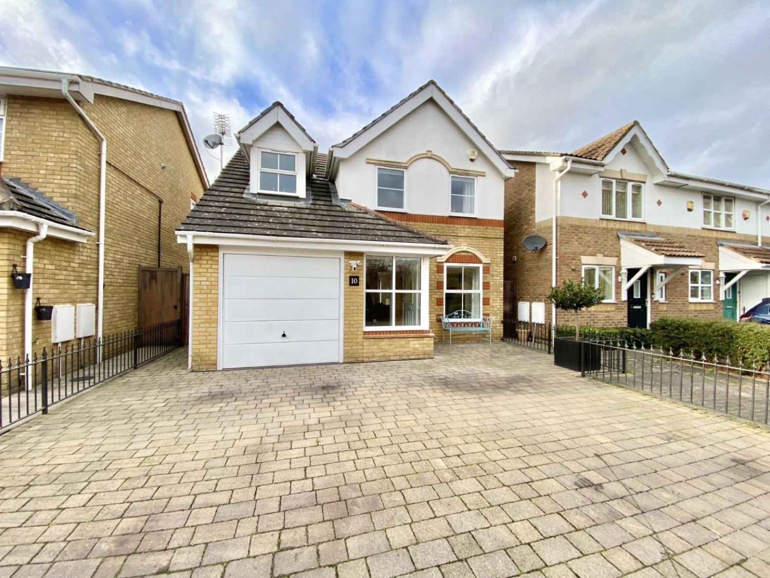 Binstead Close, Hayes, UB4 9YE