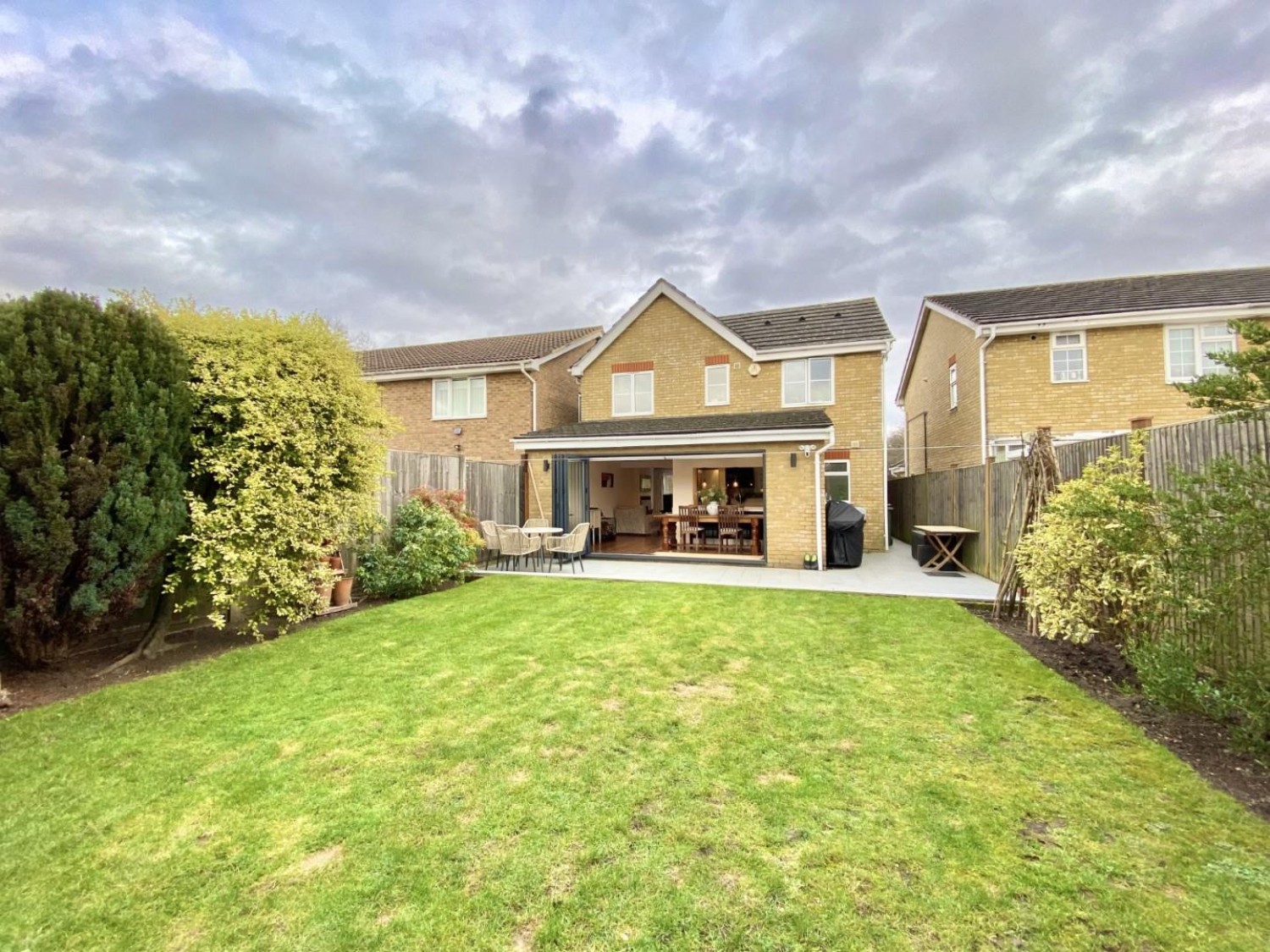 Binstead Close, Hayes, UB4 9YE