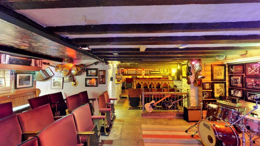 McCullough's Music Tavern & Burnulfsuuic Restaurant. Barnoldswick