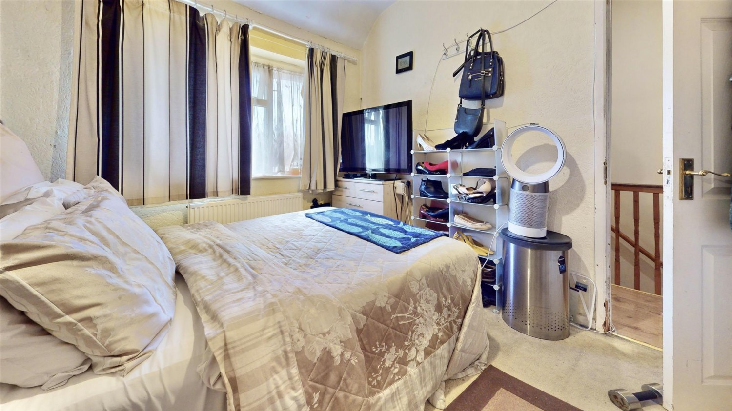 Valence Circus, Dagenham, RM8