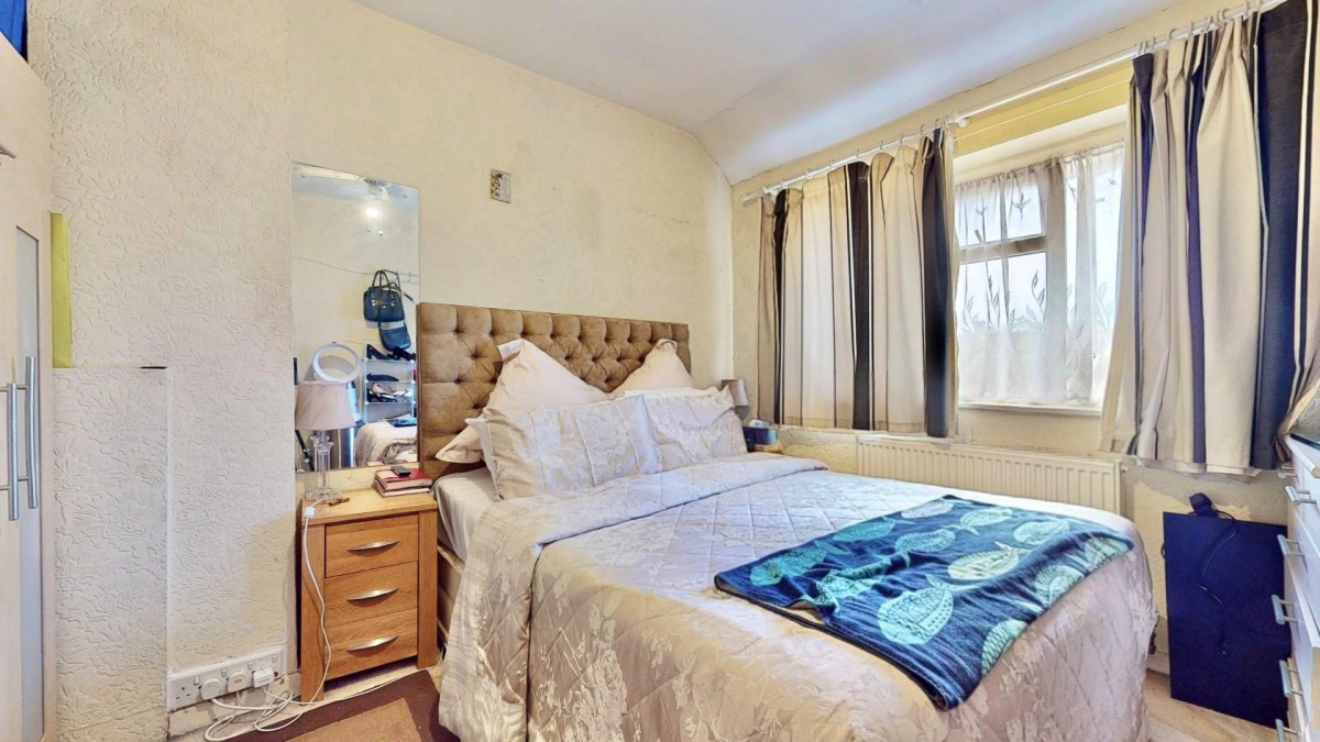 Valence Circus, Dagenham, RM8