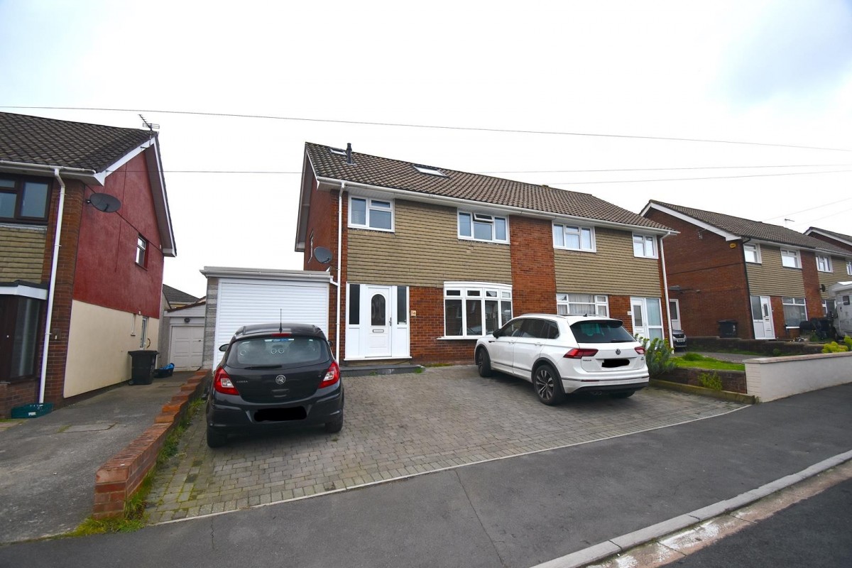 Brockhurst Gardens, St George, Bristol, BS15 1BU.