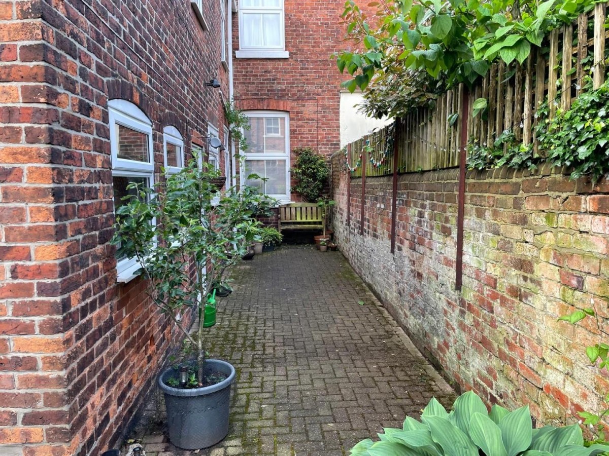 Gladstone Road, Saltergate, Chesterfield, S40 4TE