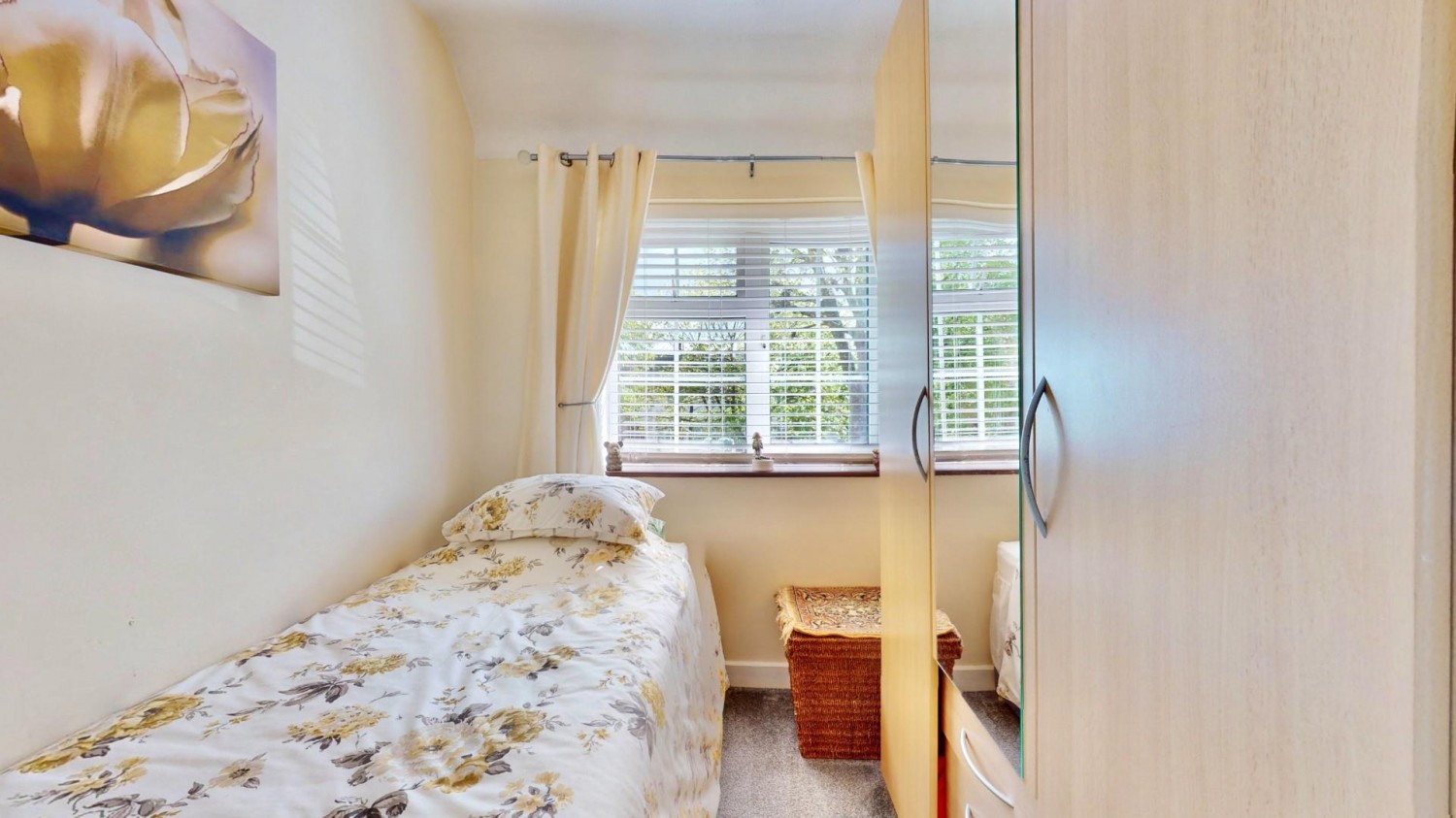 Valence Avenue, Dagenham, RM8