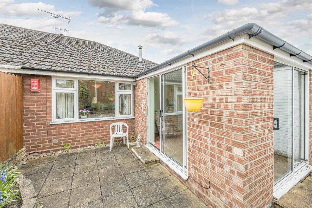 Meriden Close, Wollaston, DY8 4QW