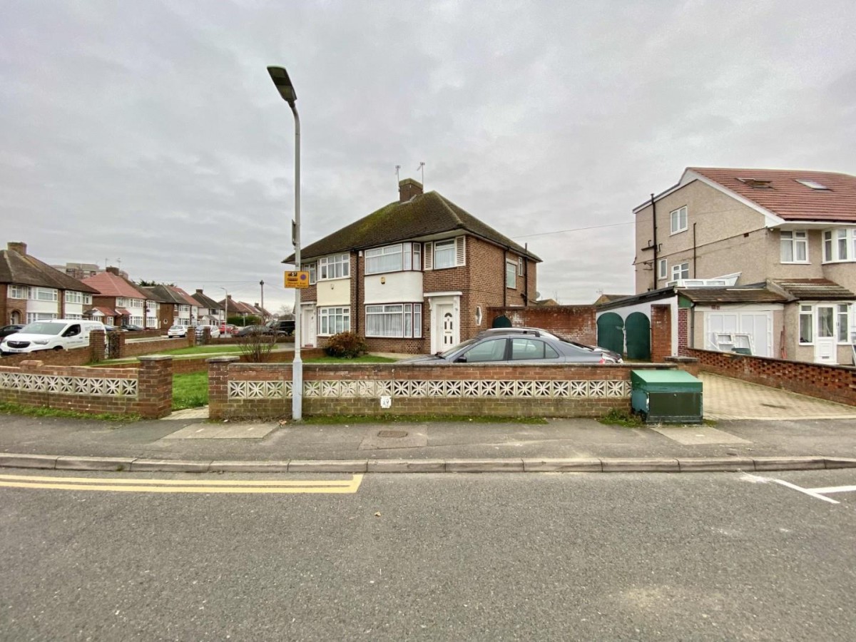 Chatsworth Road, Hayes, UB4 9ES
