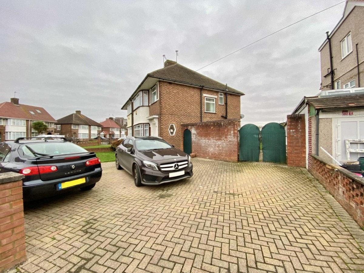Chatsworth Road, Hayes, UB4 9ES