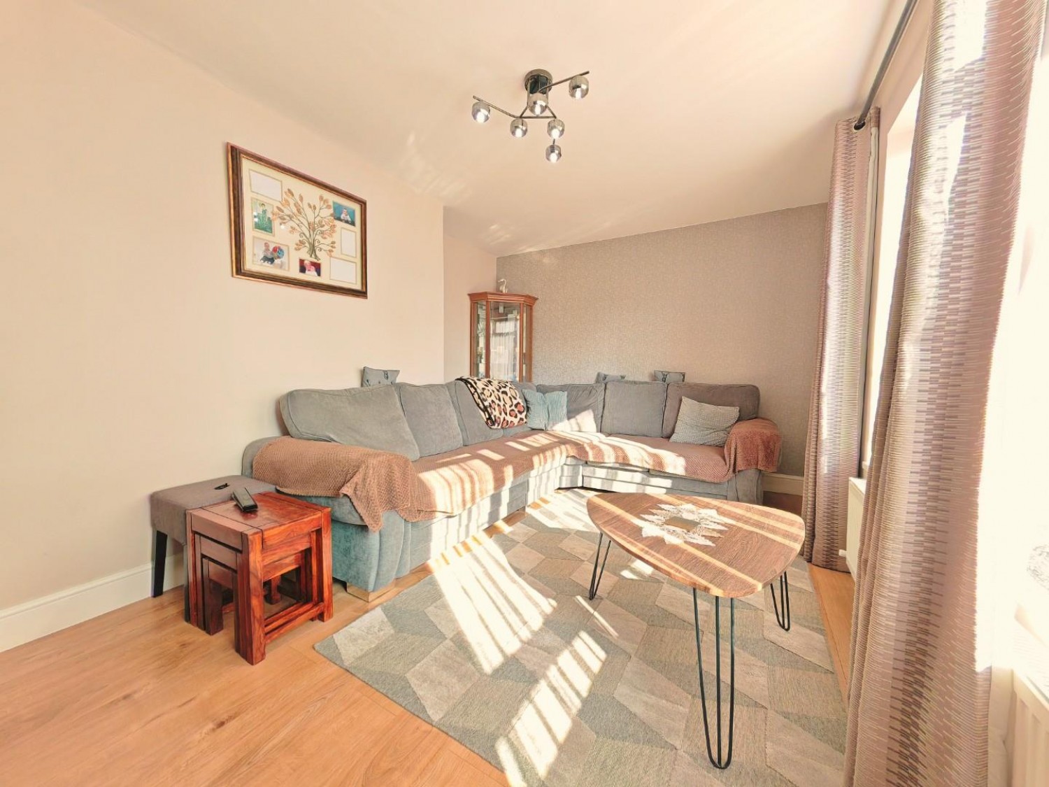 2 bedroom Flat for sale in Moorfield Road, Uxbridge