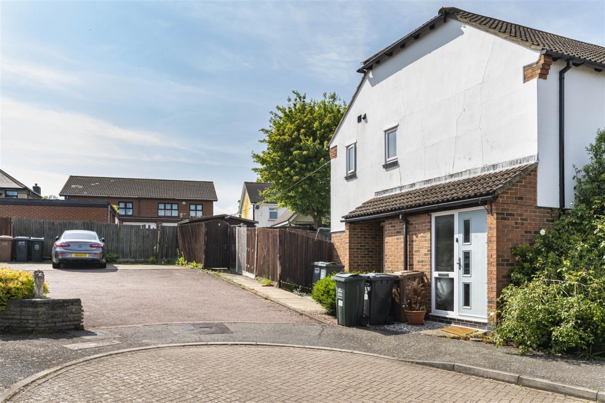 Bevans Close, Greenhithe, DA9
