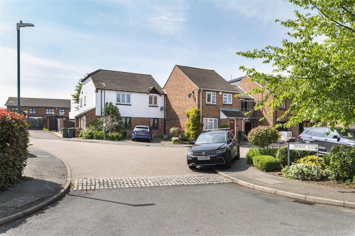 Bevans Close, Greenhithe, DA9