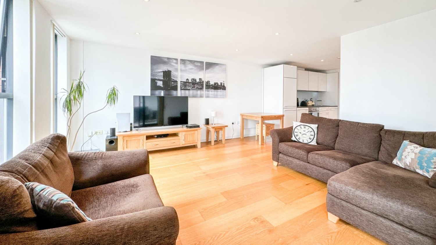 2 bedroom Flat for sale in Airpoint, Skypark Road, Bedminster, Bristol, BS3