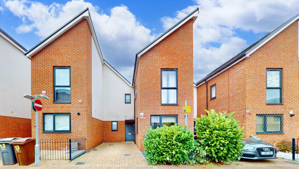 Hennessey Mews, Dagenham, RM8