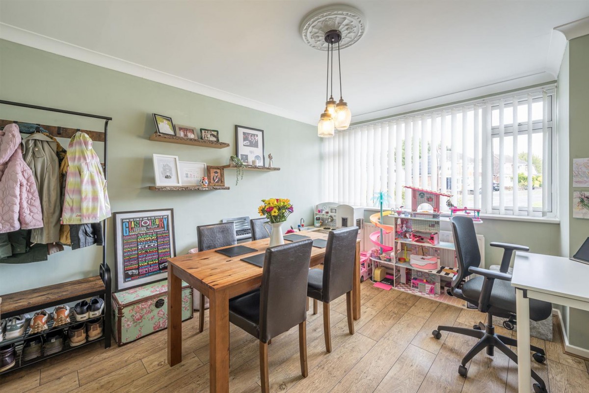 Sandhurst Avenue, Pedmore, DY9 0XG