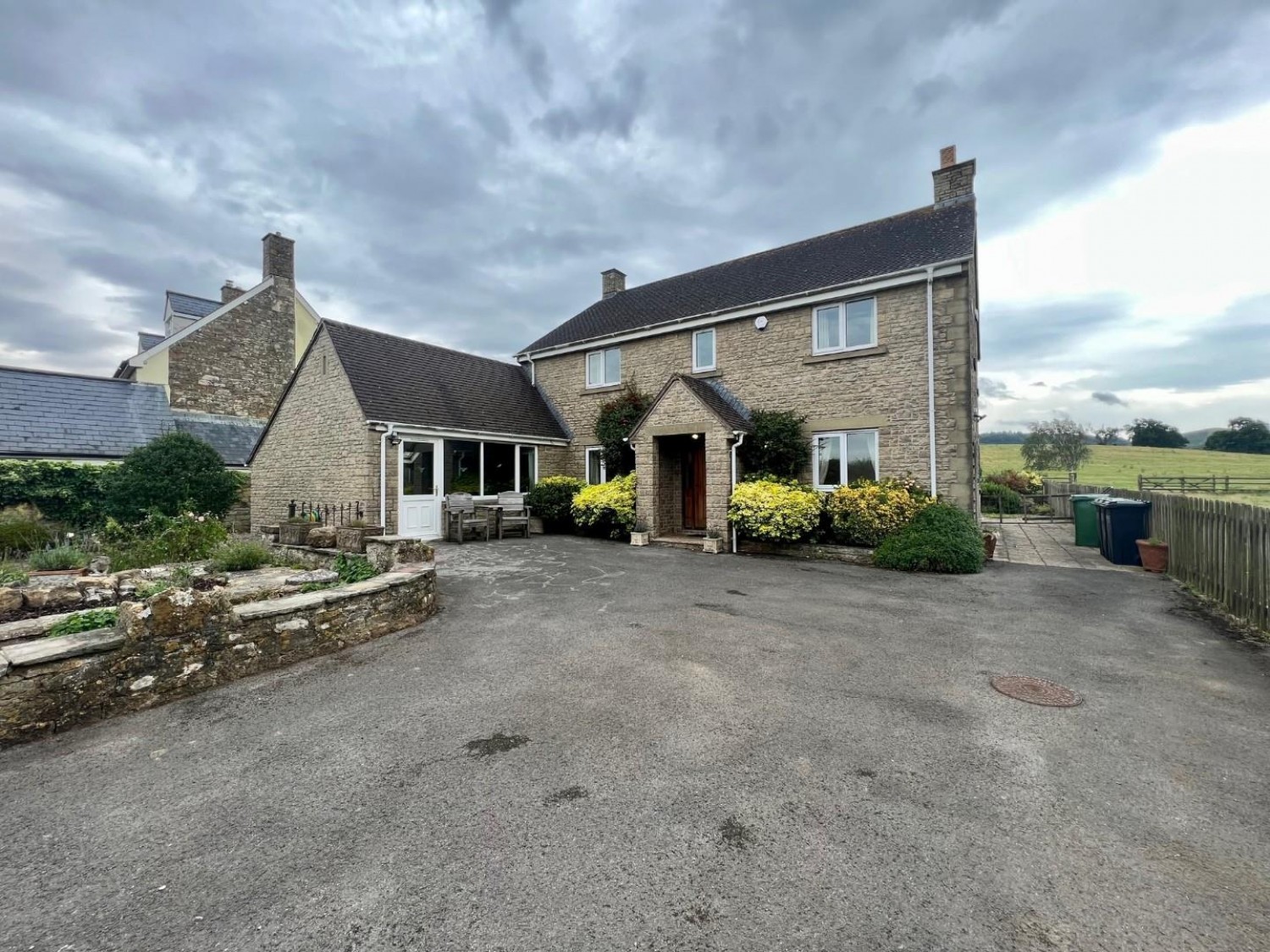 Upthorpe, Cam, GL11