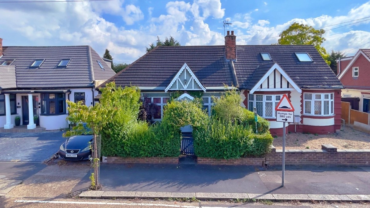 Adelaide Gardens, Chadwell Heath, RM6