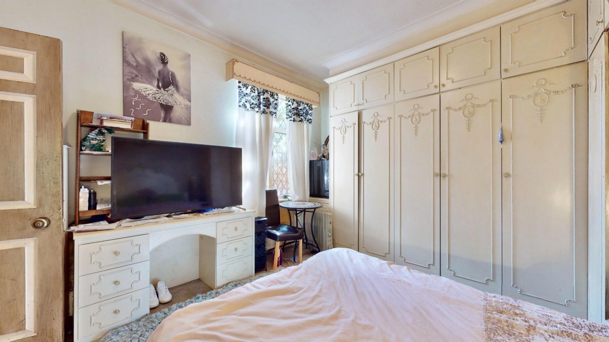 Adelaide Gardens, Chadwell Heath, RM6