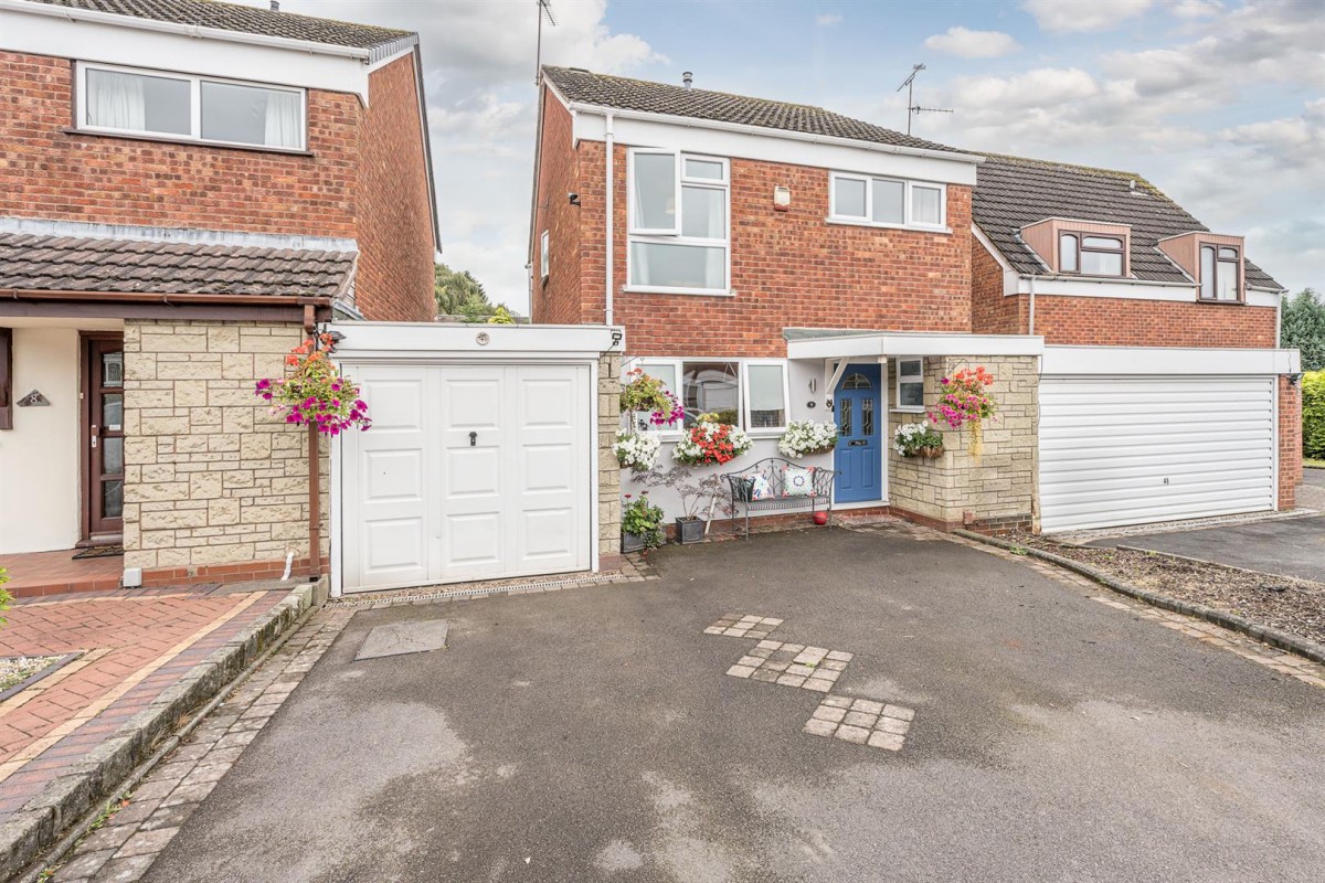 Rivington Close, Norton, Stourbridge, DY8 3YN