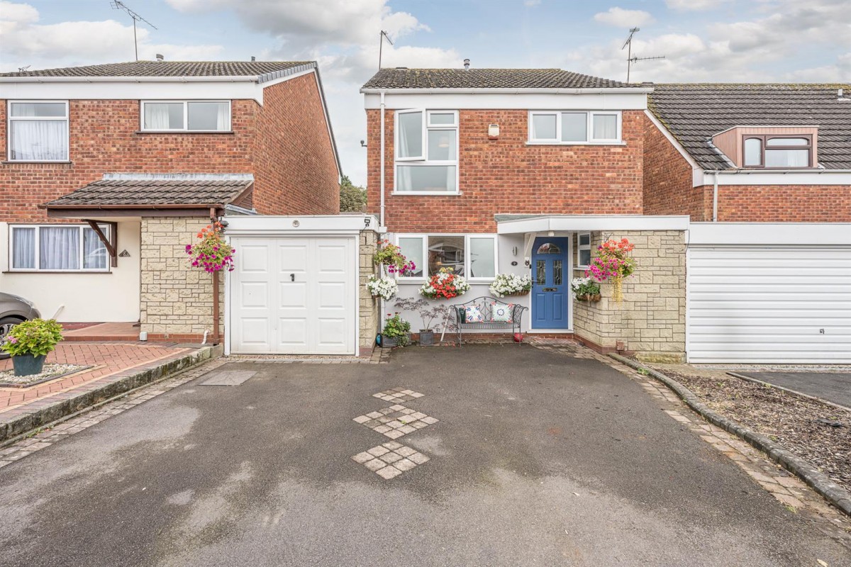 Rivington Close, Norton, Stourbridge, DY8 3YN