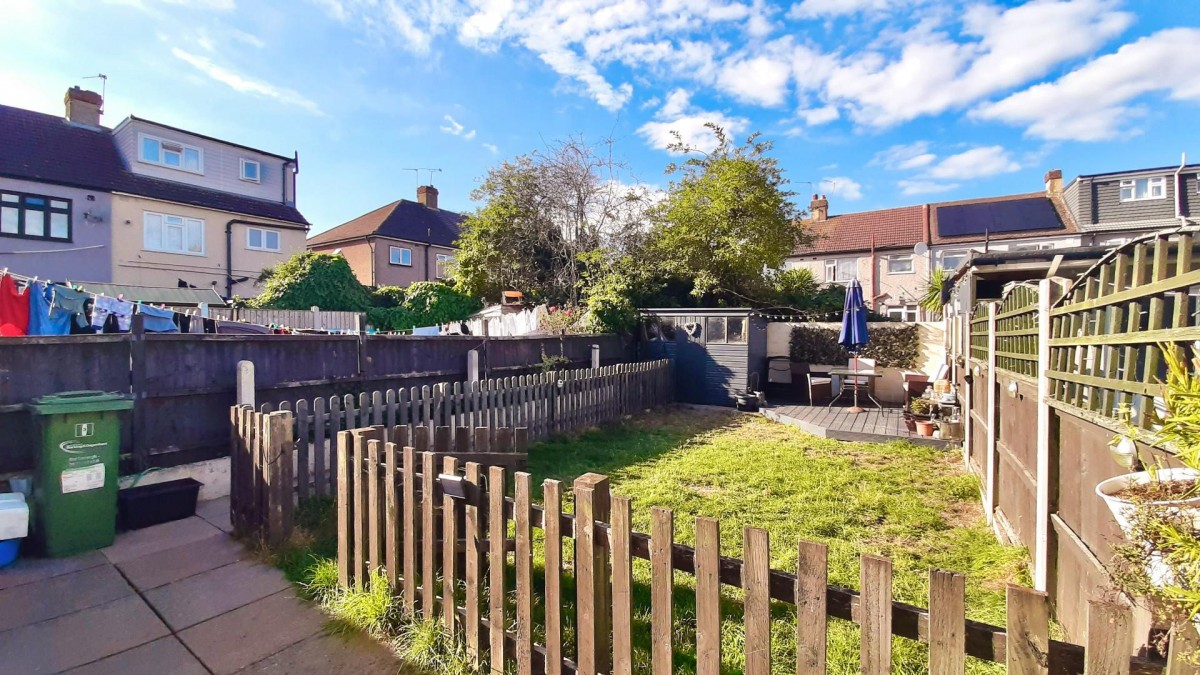 Mount Road, Dagenham, RM8