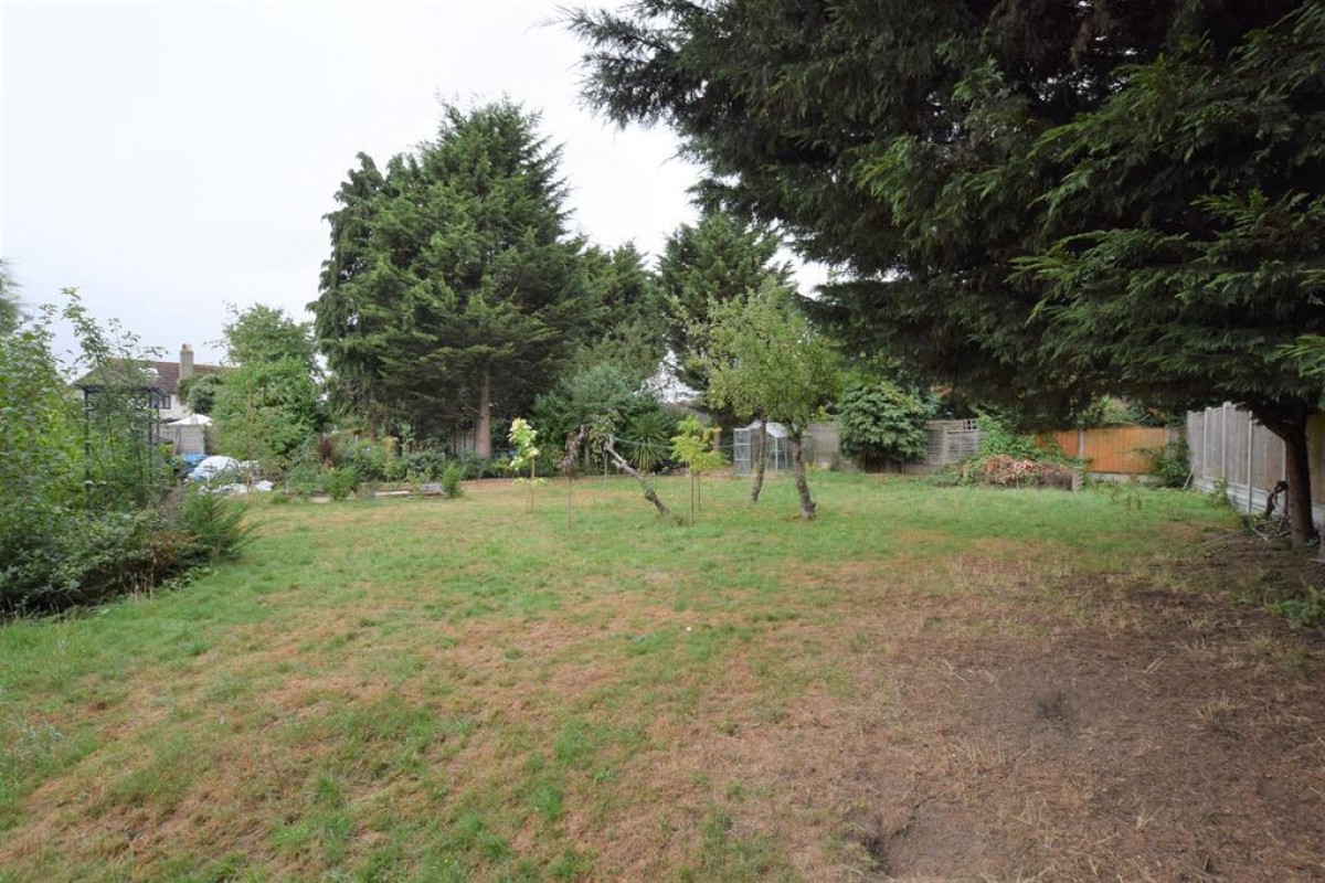 East Road, Chadwell Heath, RM6