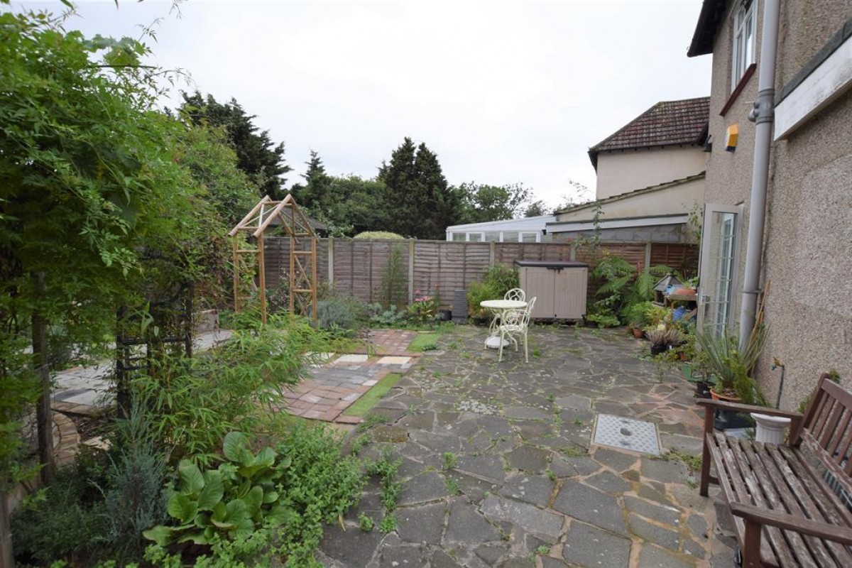 East Road, Chadwell Heath, RM6