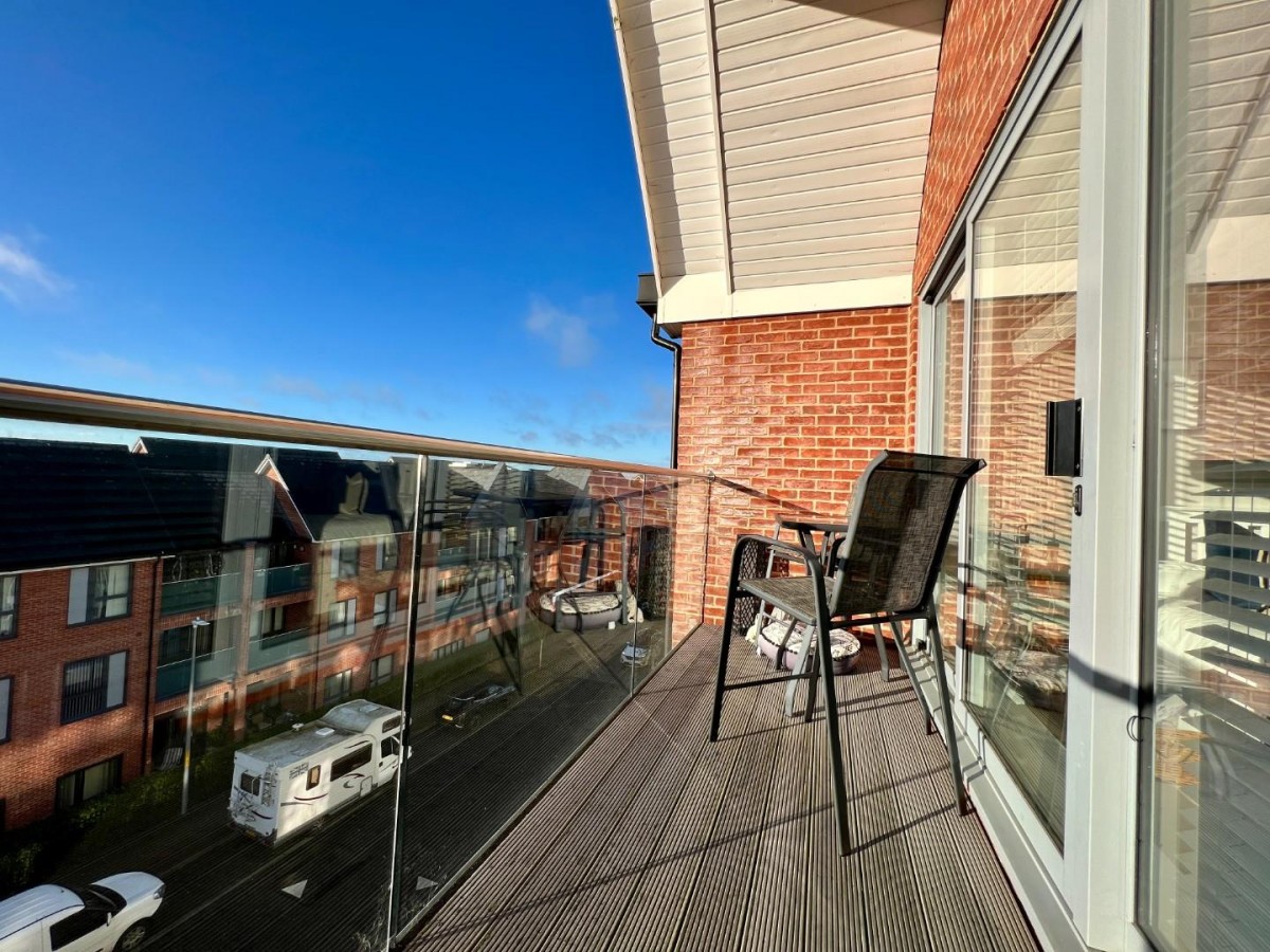 Top floor apartment, Repton Park!