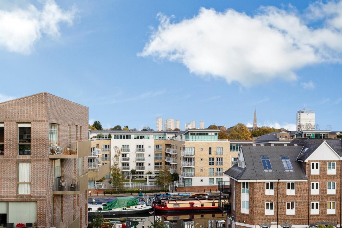 Narrowboat Avenue, Brentford