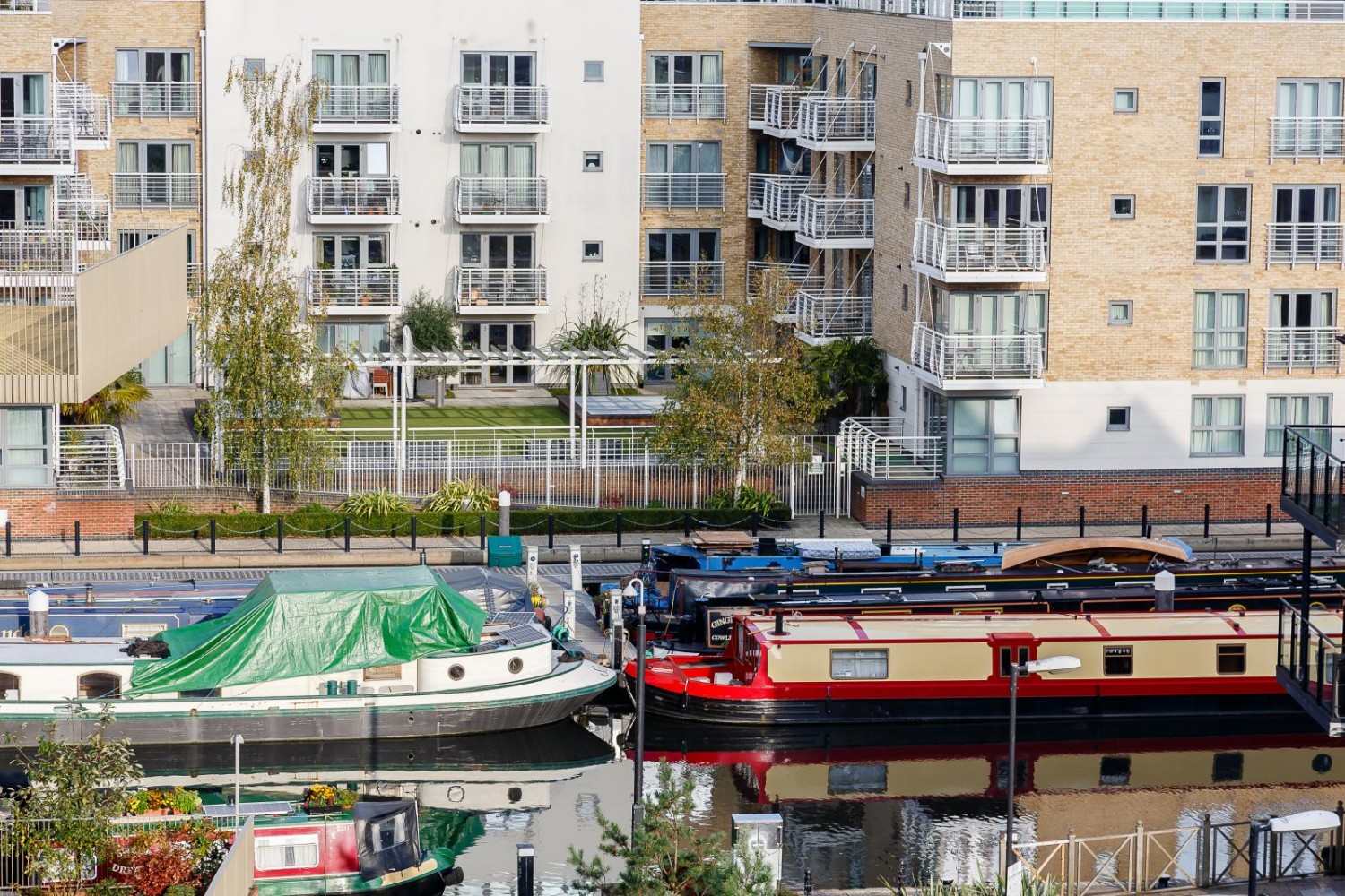 Narrowboat Avenue, Brentford