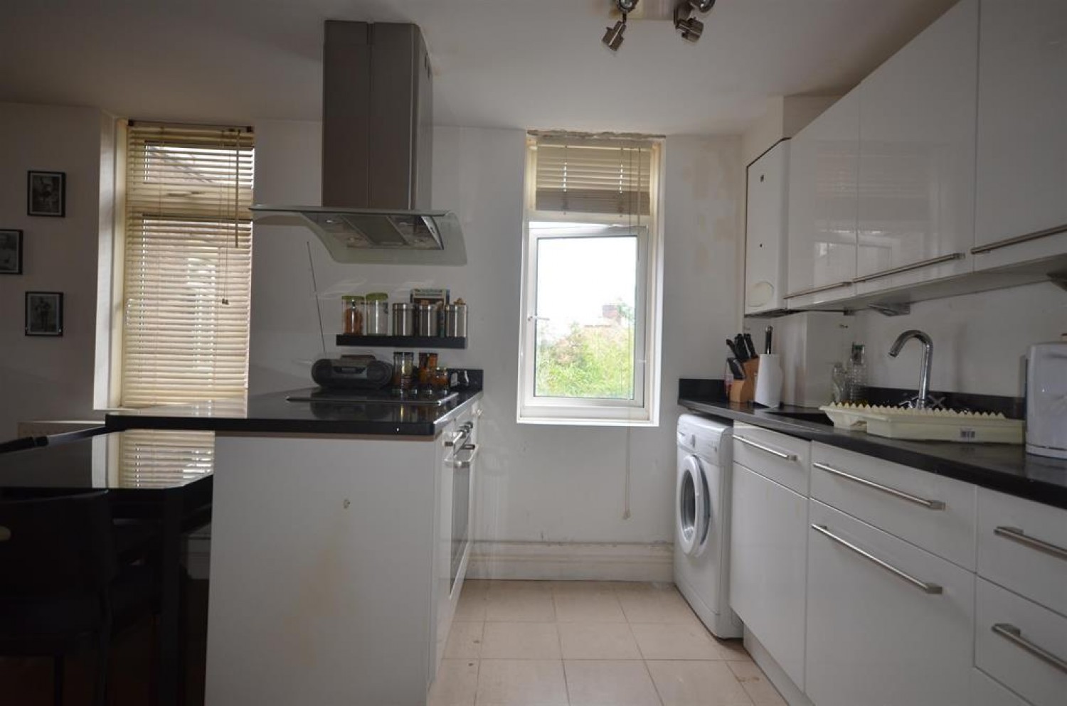 VERY LARGE 1 BEDROOM DUPLEX FLAT